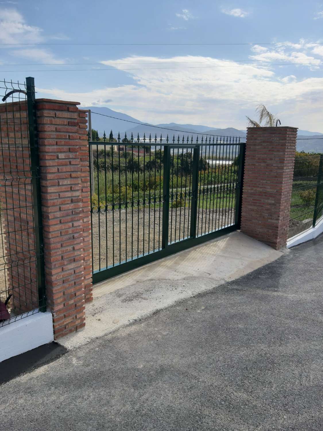 Estupenda finca de aguacates con casa-cortijo en Salobreña