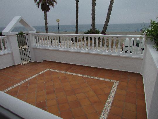 Casa amplia en primera linea de playa con vistas al mar